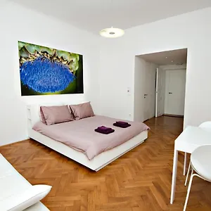 Galeria River Konukevi Ljubljana